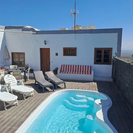 Casona La Orilla 1908 Bed & Breakfast Tias